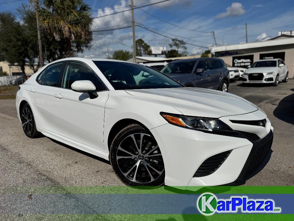 2019 Toyota Camry SE's photo