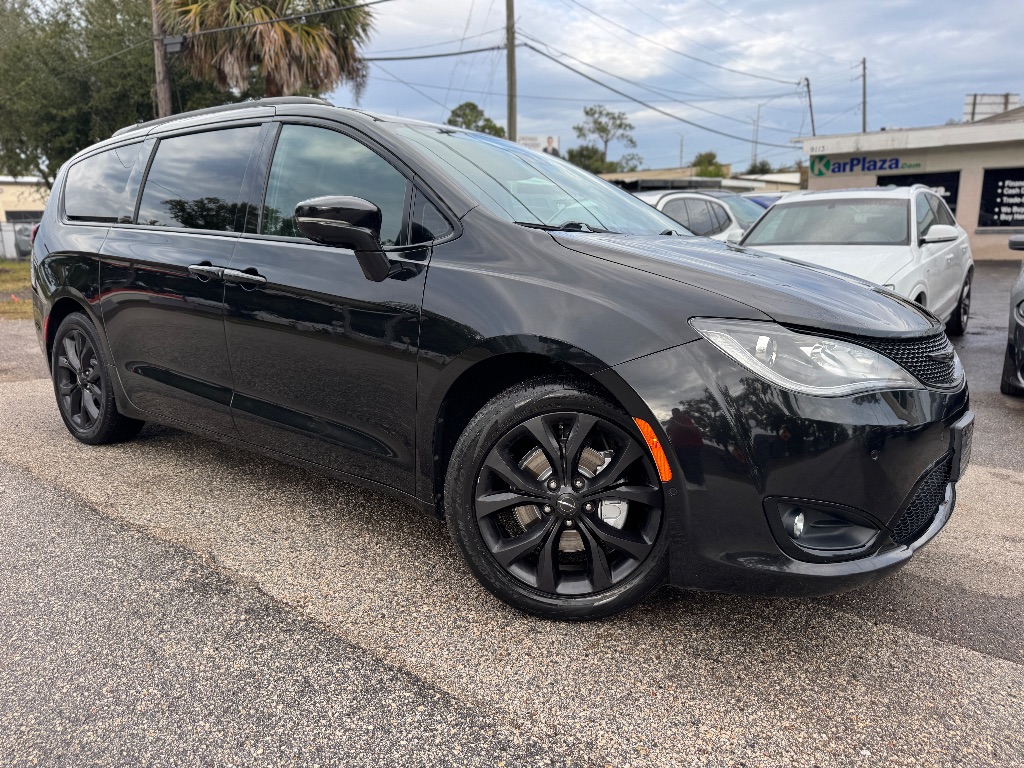 2019 Chrysler Pacifica Limited's photo