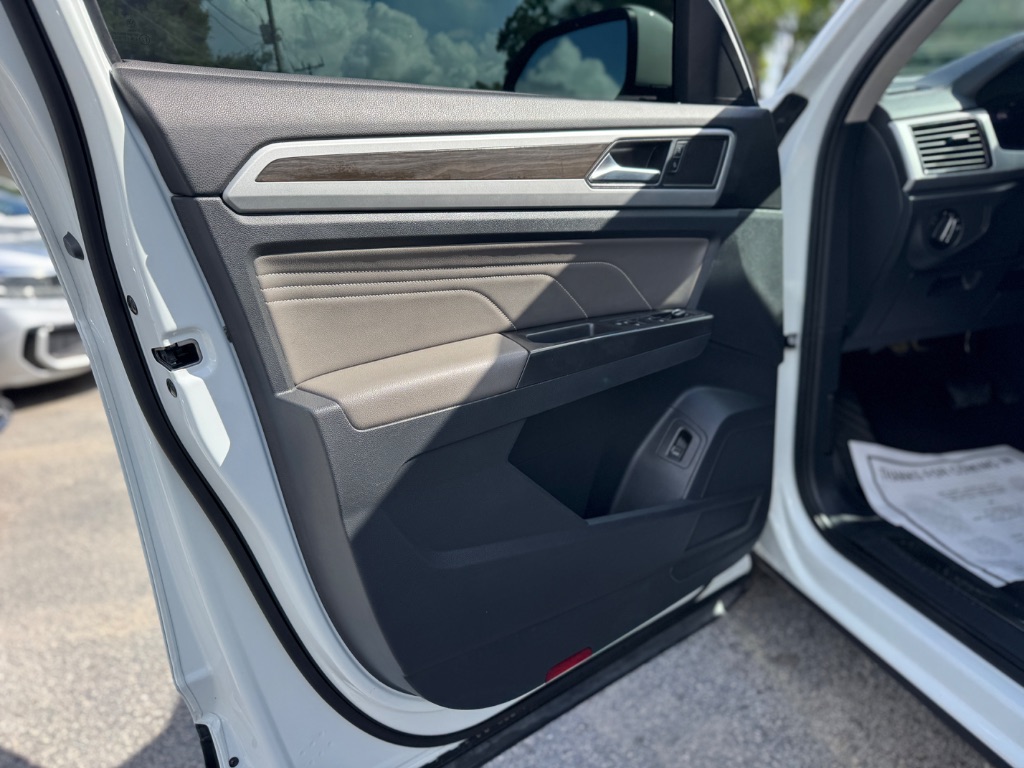 2022 Volkswagen Atlas SE w/Tech - Photo 16